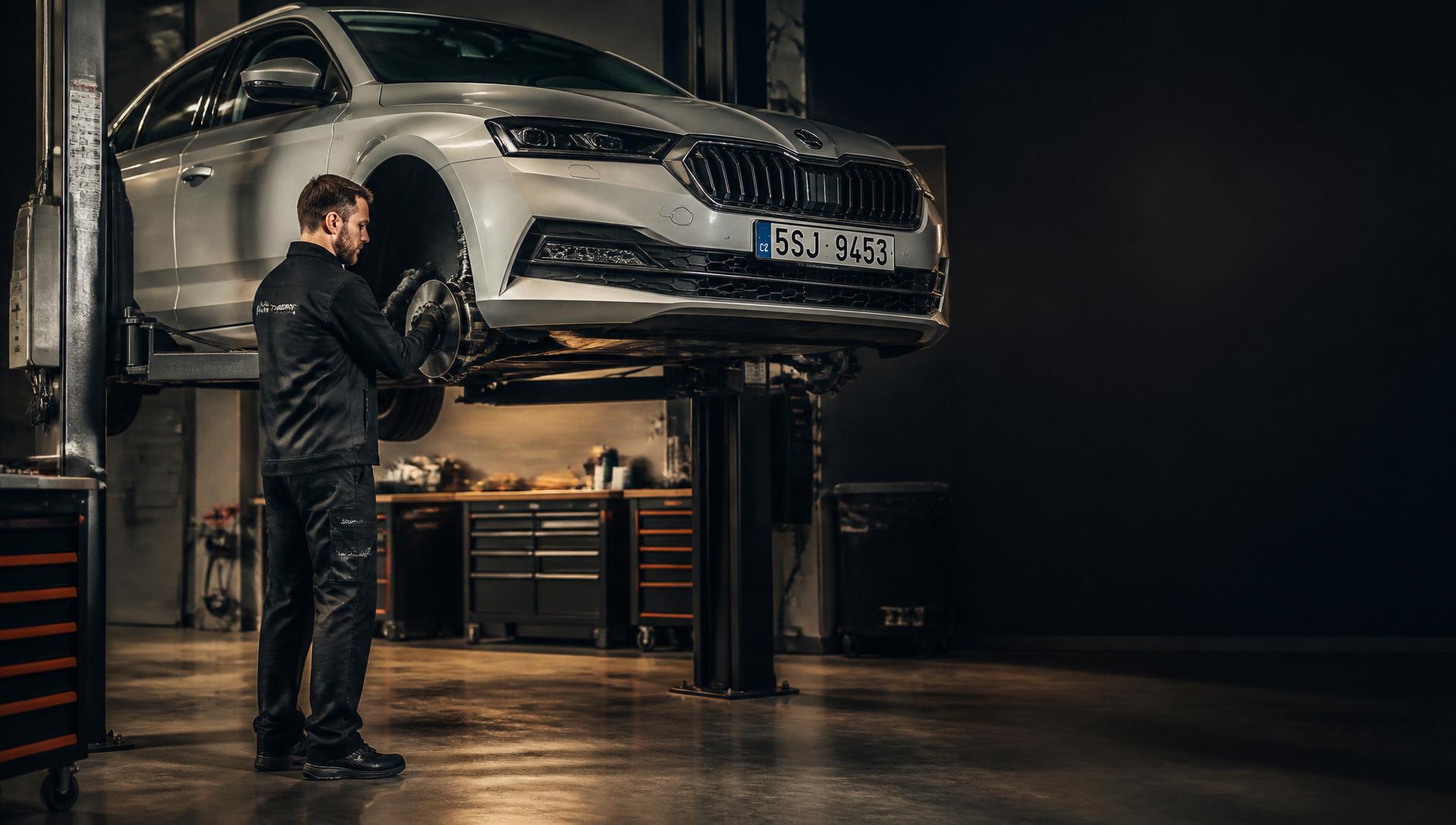 Mechanik pracuje na zvednutém voze v moderní servisní hale Autoservis Nehvizdy